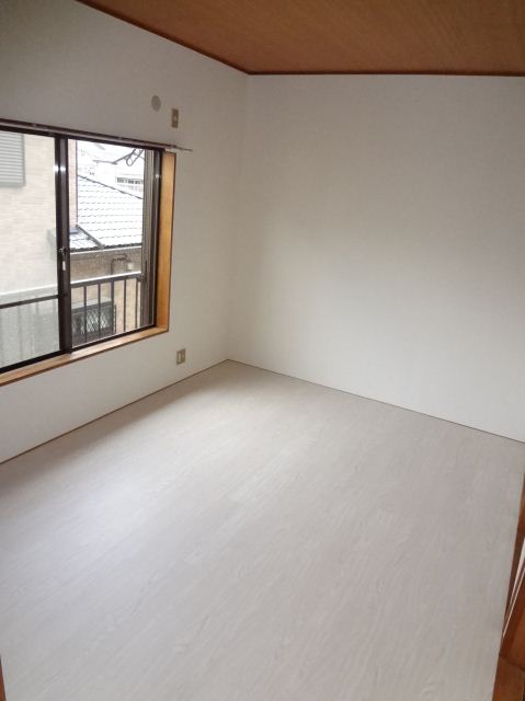 Living and room. Gas stove can be installed in the shiny kitchen