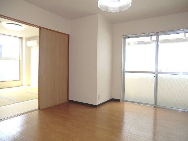 Living and room. Open dining and open the door