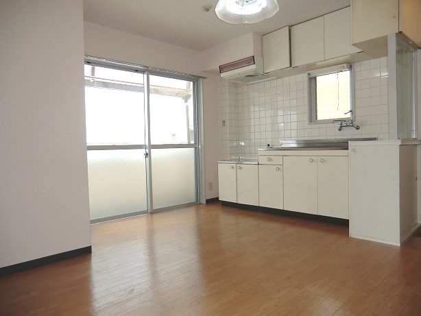 Living and room. Bright dining 6.5 Pledge taking. Dihedral lighting