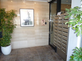 Entrance. Auto-lock with entrance