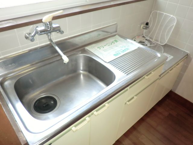 Kitchen. Plenty of clean kitchen storage