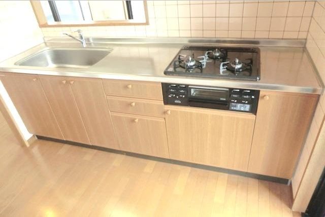 Kitchen. ☆ Three-necked gas ・ System kitchen ☆ City gas type ☆