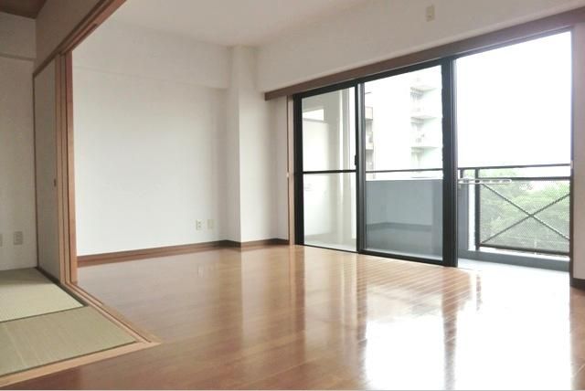 Living and room. ☆ Open living ・ Dining is 14 Pledge! ☆