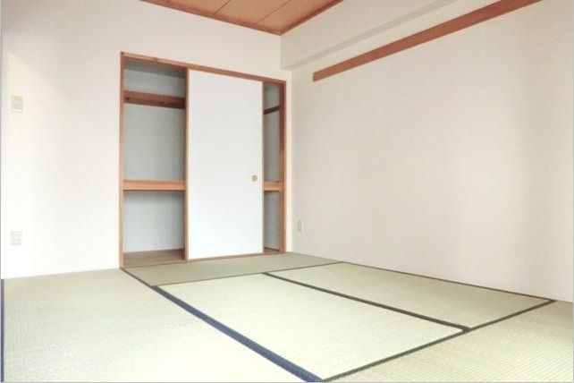 Living and room. ☆ There is also a storage closet type ☆