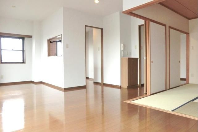 Living and room. ☆ It is a popular face-to-face kitchen! ☆