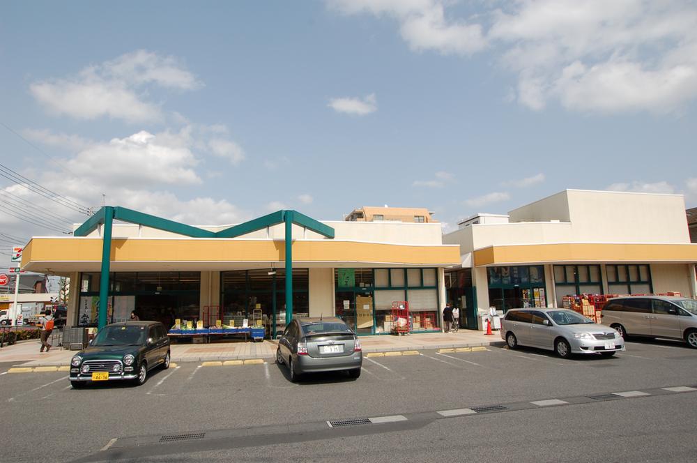 Supermarket. 1000m to Tajima