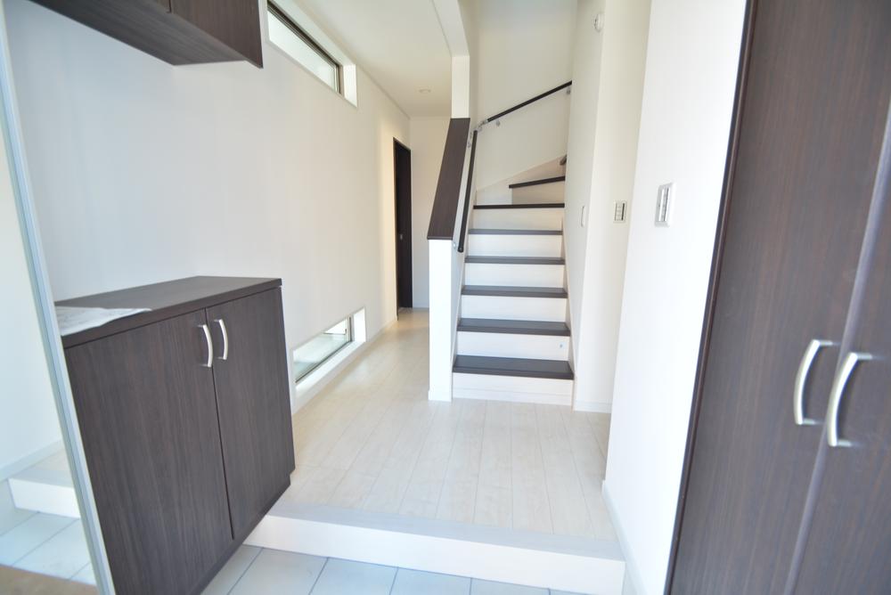 Entrance. The cupboard is equipped with a full-length mirror. Check before going out! (November 2013) Shooting