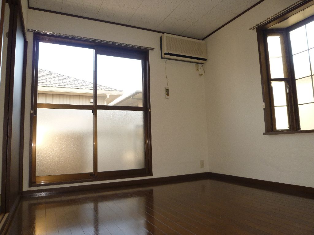 Living and room. Because it is a south-facing room, Daytime is bright even without wearing the electrical! 