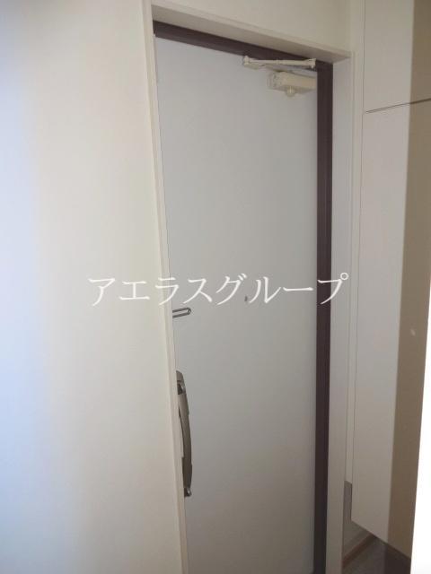 Entrance. It has been firmly established even shoebox!