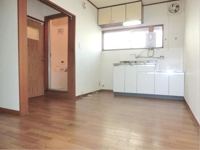 Living and room. ☆ There is a window in the kitchen ・ Ventilation is also quite possible ☆