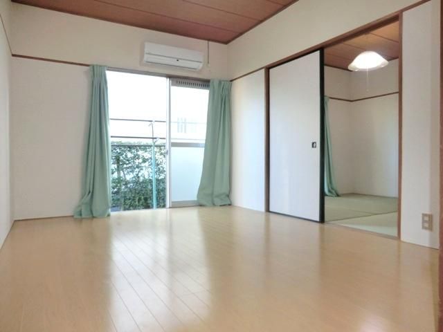 Living and room. ☆ Air conditioning one on the Western side ・ Equipped with ☆