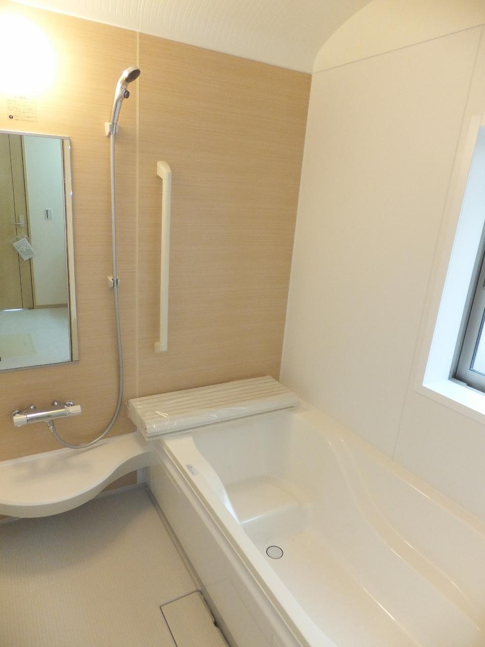 Bathroom. Spacious 1 tsubo or more windows with a bathroom! 