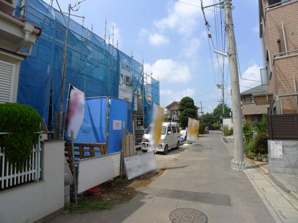 Local photos, including front road. Overall