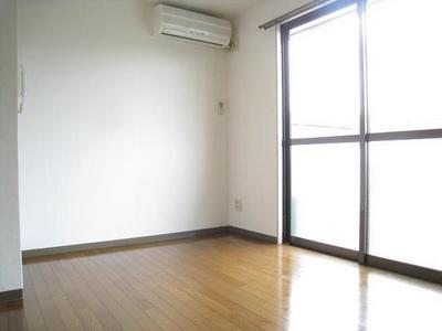 Living and room. Air-conditioned. 