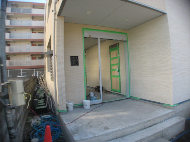 Entrance. Auto with lock.