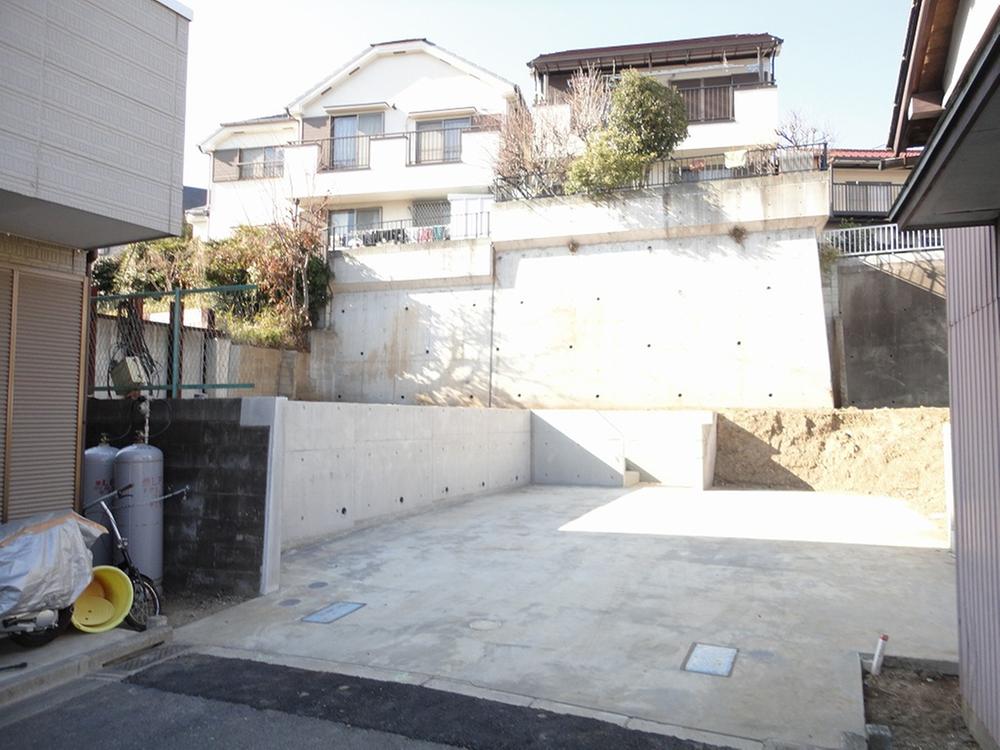 Local land photo. Car space is dirt floor concrete strike. Local (March 2012) shooting