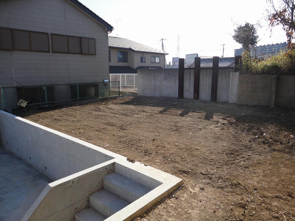 Local land photo. road, It becomes about 1.2m high ground than parking spaces. Local (March 2012) shooting