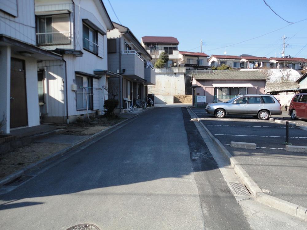 Local photos, including front road. Position designation road of 4m. Local (March 2012) shooting