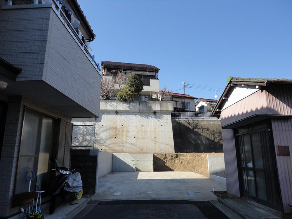 Local photos, including front road. Local (March 2012) shooting