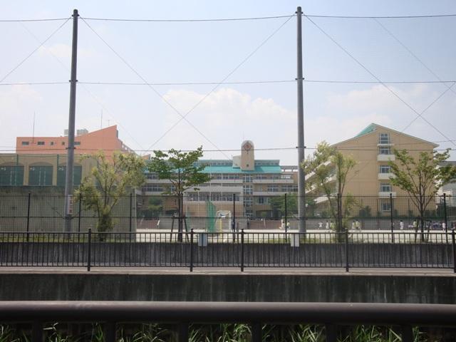 Junior high school. Oyaba 880m until junior high school