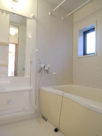 Bath. Reheating ・ Bathroom Dryer ・ There is also a window.