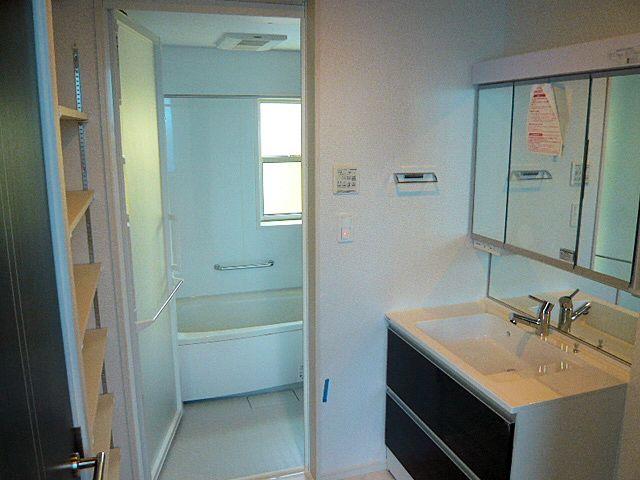 Wash basin, toilet. 1 Building From the wash room