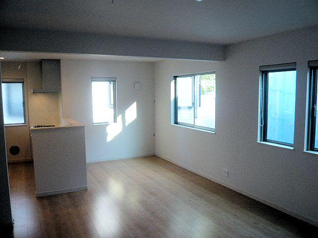 Living. Building 2 living