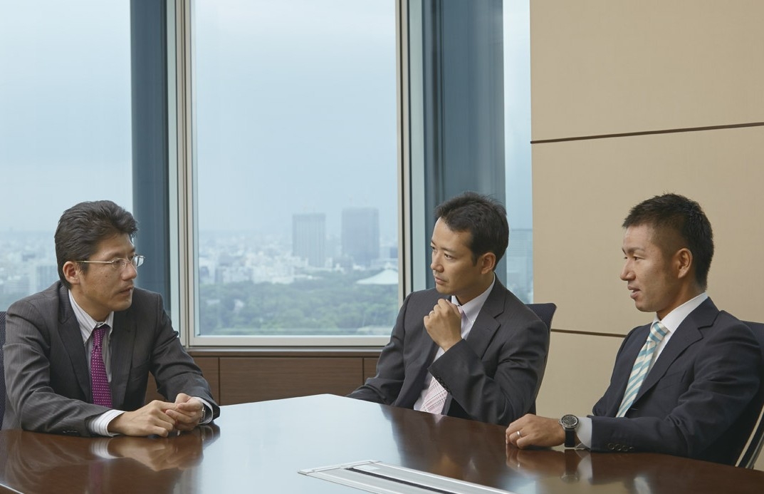 Nippon Steel Kowa Real Estate Co., Ltd. urban creative part Mr. city creative team leader Shigerumi TadashiYasushi from left, Mitsubishi Corporation Industrial Finance, Logistics & Development Group Development and Construction Headquarters urban Mr. Development Division domestic development team manager Oda Soichiro, Mitsubishi Estate Co., Ltd. Residence District Development Division developed the first group leader Kadona Yosuke Mr.