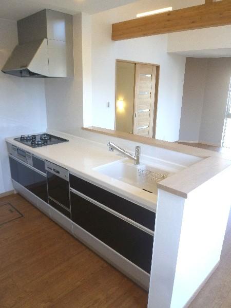 Kitchen. Good usability, Care of the easy open kitchen is a woman of ally. 