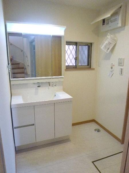 Wash basin, toilet. Adopt a wash basin in the "three-sided mirror" of usability-oriented! 