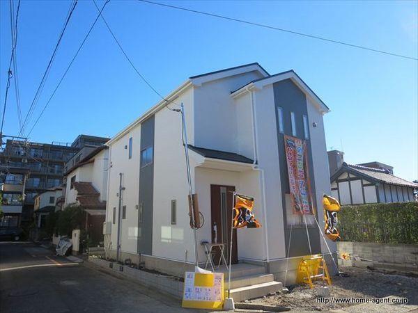 Local photos, including front road. It is a quiet residential area of ​​the house