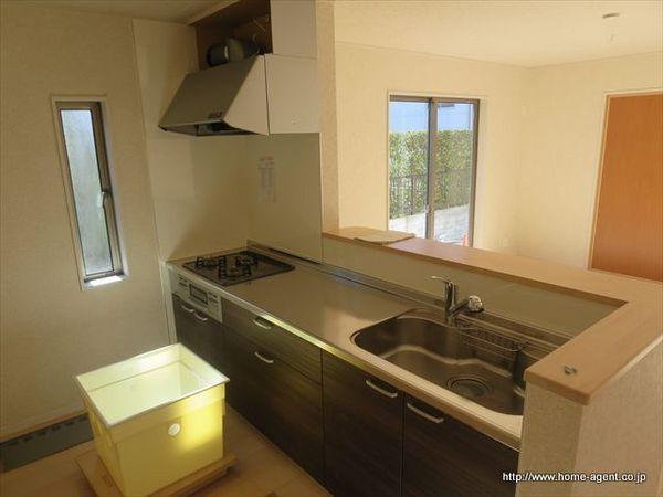 Kitchen. Popular face-to-face open kitchen