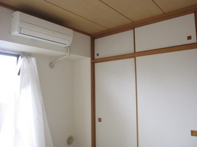 Other Equipment. With between the closet 1 upper closet