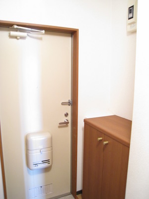 Entrance. It is with shoe box ☆