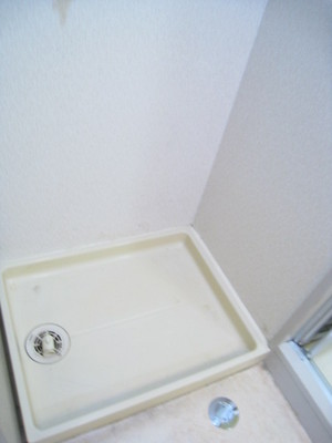 Other Equipment. Washing machine storage is washing bread for when water leakage!