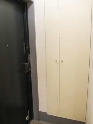 Entrance. Katazuki also shoes in the storage lot