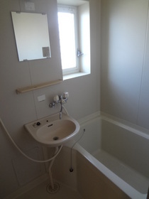 Bath. There is a window, Bright Bathing