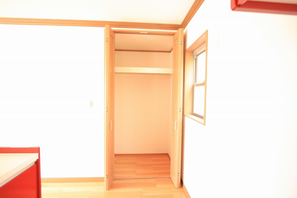 Kitchen. It is equipped with storage in the kitchen aside. This if OK also hoarding of foodstuffs! 