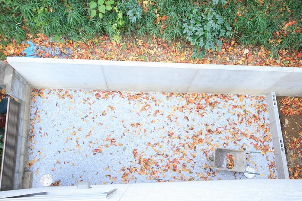 Garden. On the back side of the building there is so spacious garden. How is it as a space of the storeroom and hobbies? Local (11 May 2013) Shooting