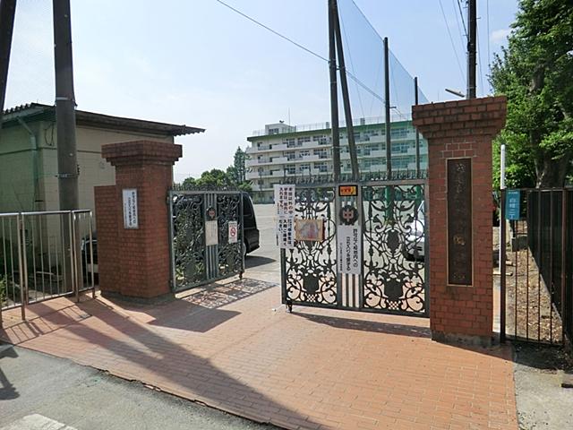 Junior high school. 661m until the Saitama Municipal Shirahata junior high school