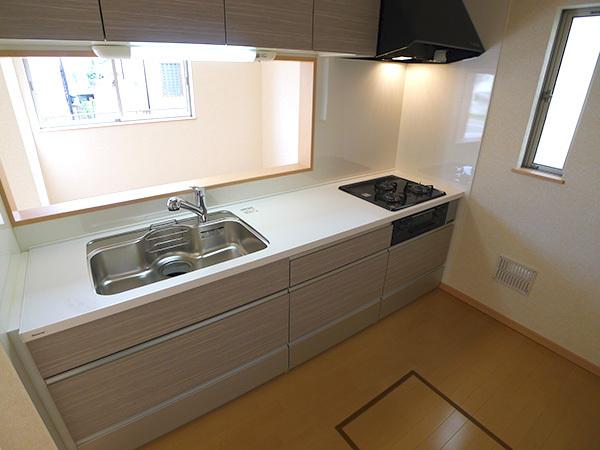 Kitchen. Face-to-face kitchen that can dishes while watching the children play in the living room