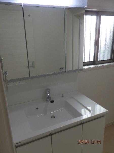 Wash basin, toilet. Beautiful three-sided mirror washbasin. 