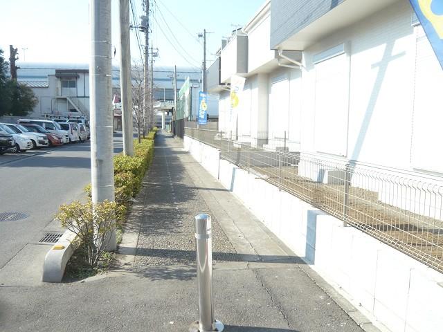 Local photos, including front road. Front south road, It is with sidewalk.