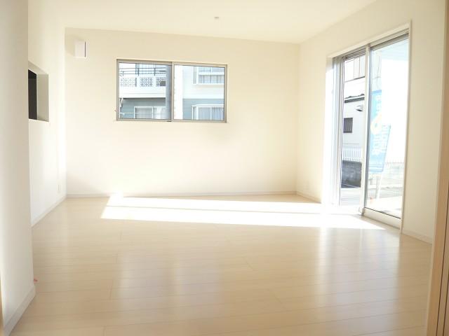 Living. South is a bright living room of direction. Japanese-style room is adjacent, Easy-to-use impression.