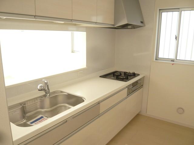 Local appearance photo. Building 2 Kitchen. It is counter kitchen with cleanliness of white ash.