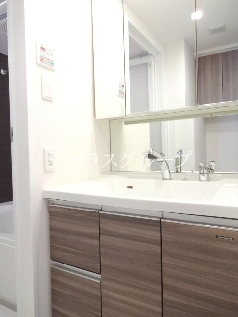 Washroom. Easy-to-use wash basin in the three-sided mirror