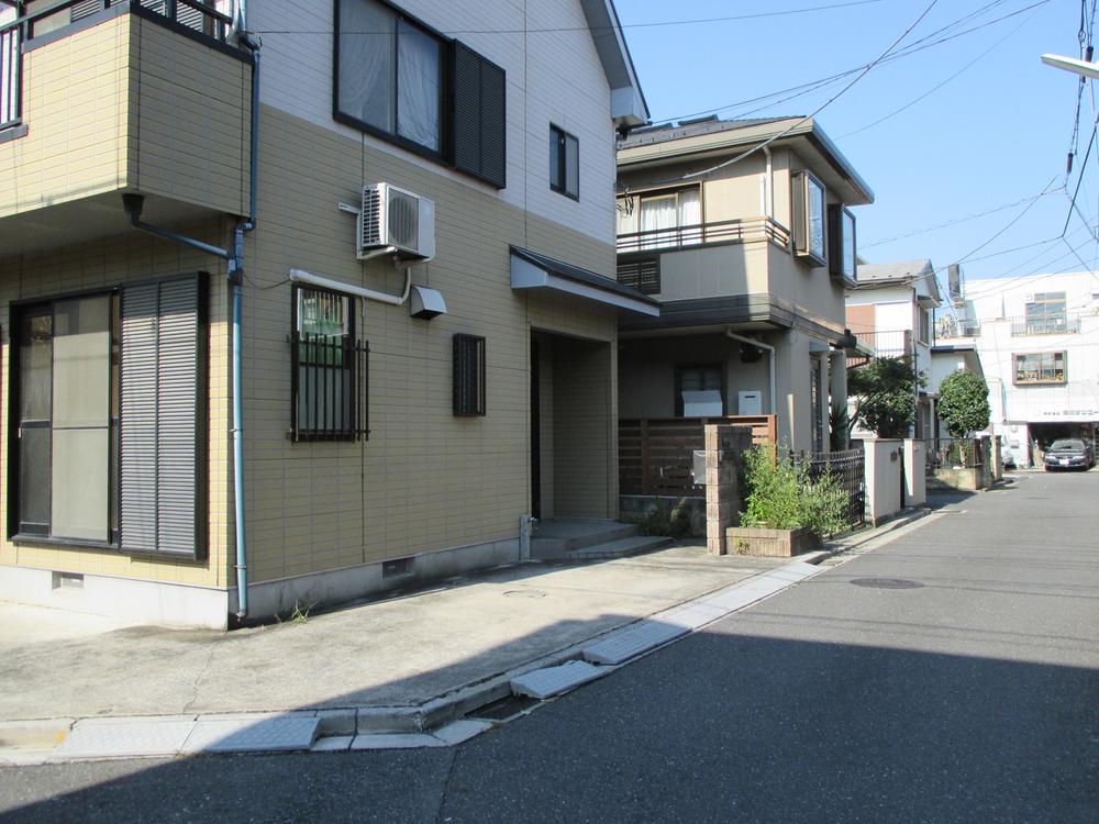 Local photos, including front road. Local (11 May 2013) Shooting