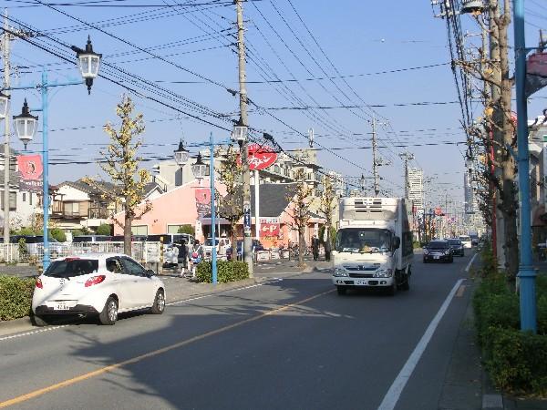 Streets around. 100m to the peripheral road