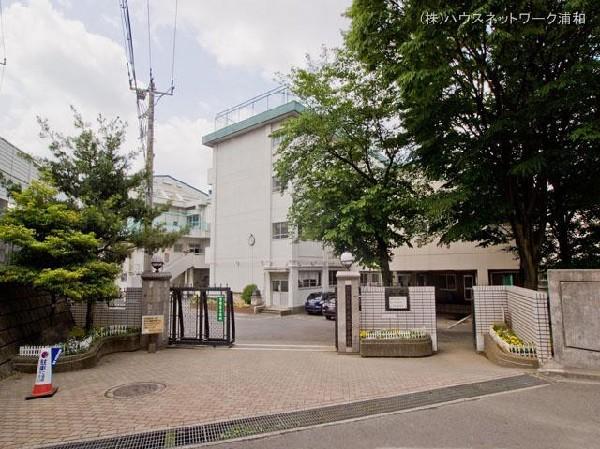 Primary school. 750m until the Saitama Municipal Oyaguchi Small