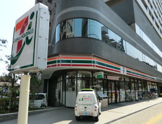 Convenience store. 800m to Seven-Eleven (convenience store)